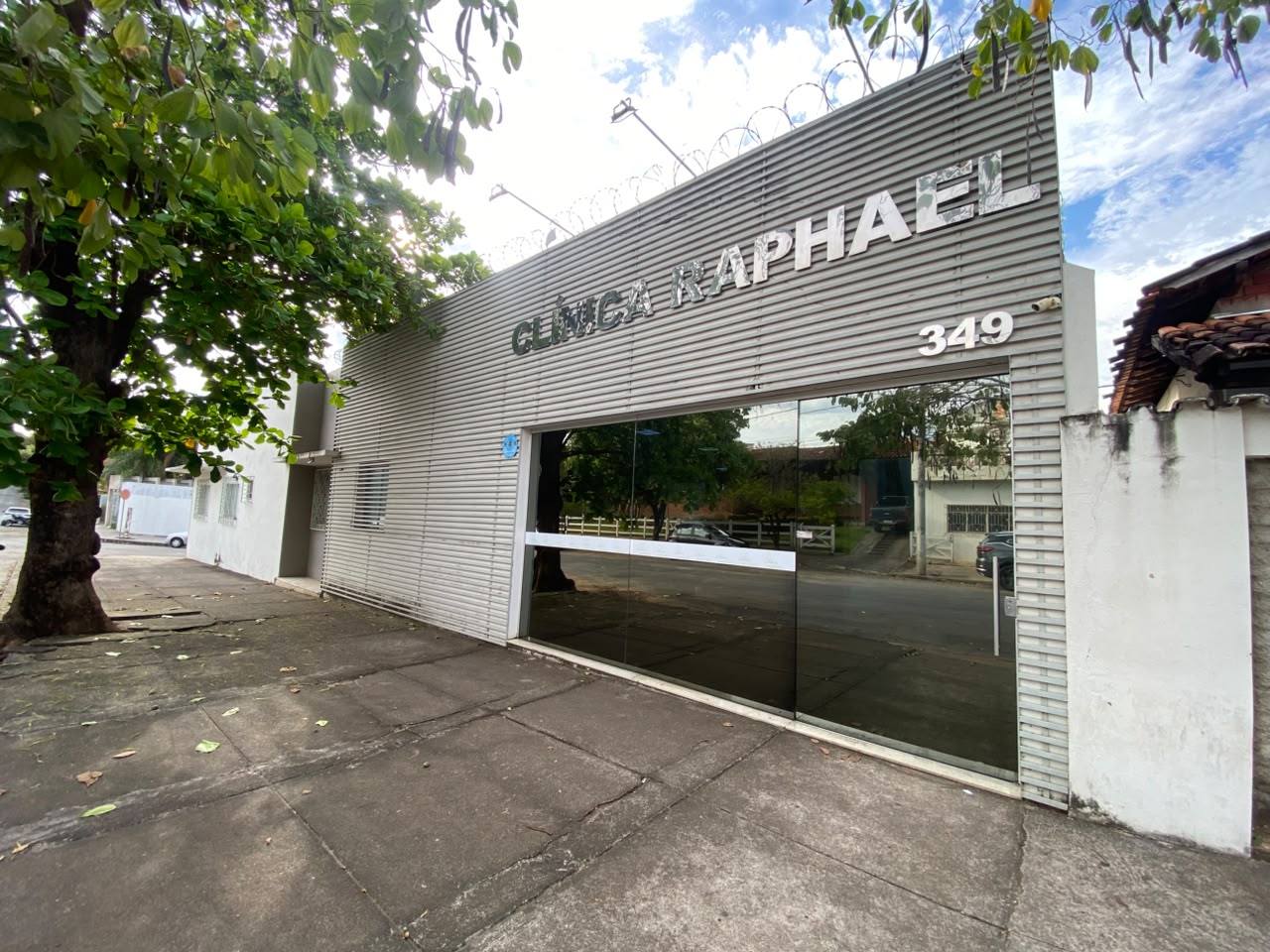 Fachada da Clínica Raphael, na Rua Bueno Brandão, 349, Centro de Curvelo — MG